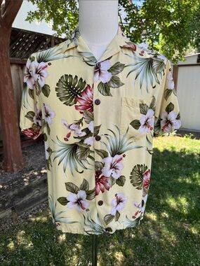Paradise Bay Hawaii USA Yellow Hawaiian Camp Rayon Shirt Floral Men's Small
